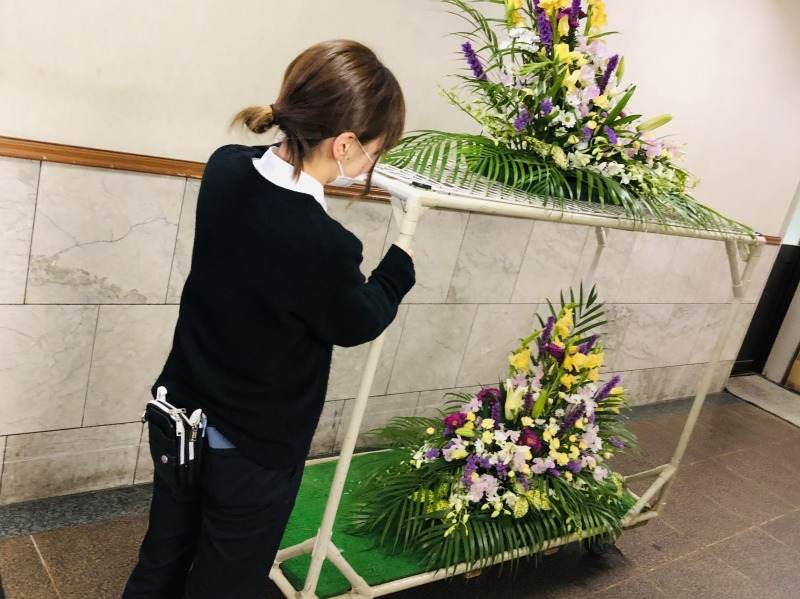 葬儀場にお花を設置しに行く時の様子。