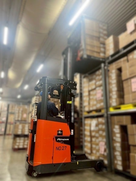 【リーチリフトオペレーター】夜勤でガッツリ稼ぐ♪(軽作業・物流,大阪市住之江区)のイメージ画像