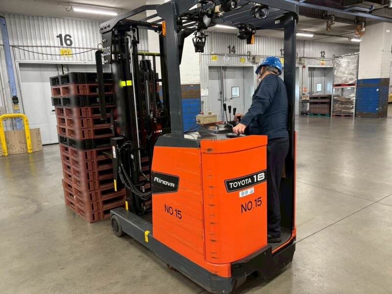 新しく綺麗な食品物流倉庫でのリーチリフト(軽作業・物流,神戸市東灘区)のイメージ画像