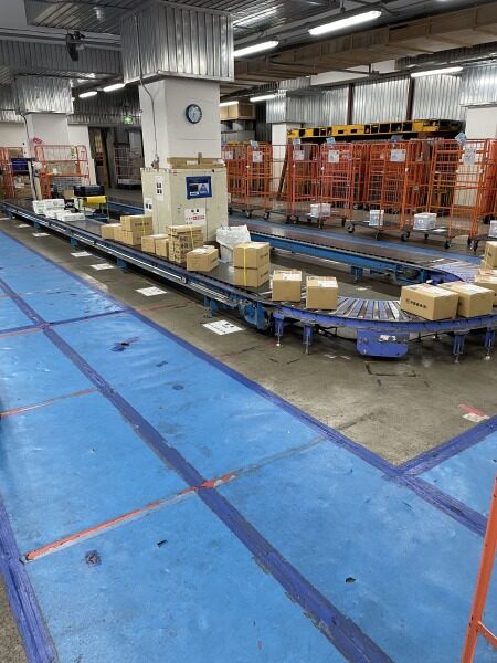 涼しい物流倉庫内で宅急便の仕分けやアルバイトスタッフの管理(軽作業・物流,高槻市)のイメージ画像