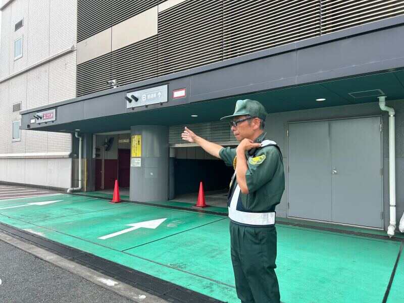 ＼日払いOK／京急百貨店の駐車場警備♪日給保証◎シニア活躍中！(軽作業・物流,横浜市港南区)のイメージ画像