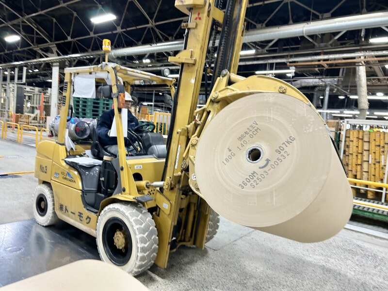 リフト｜段ボール原紙ロールの入庫管理｜プライム上場/年休120日(軽作業・物流,門真市)のイメージ画像