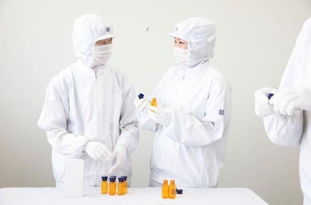 【年齢・経験不問】化粧品・医薬部外品の製造・検査・梱包@日勤(工場・製造,大東市)のイメージ画像