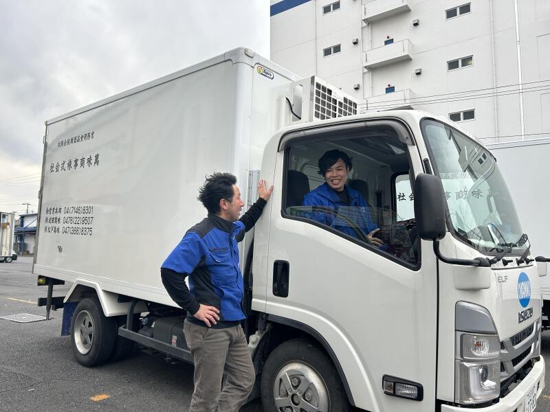朝のうちに配送する商品を荷出しします