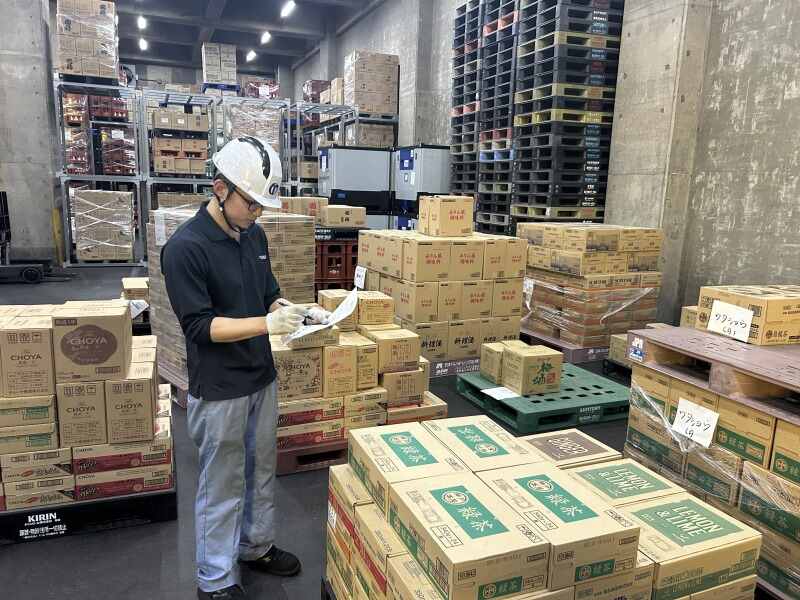 WEB面接◎若手30万可＆毎年給与UP！リフトで入出庫・ピッキング