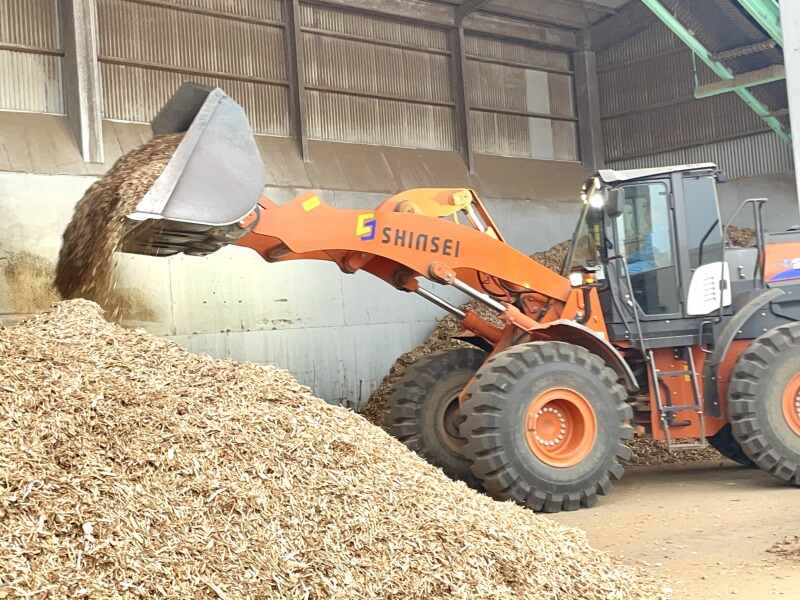 重機やリフトを使用した選別作業もお任せ