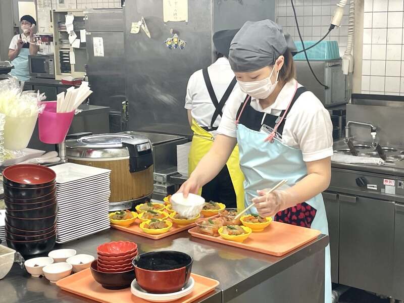 土日祝休み×平日昼のみ◎盛り付け・片付け中心の調理補助(フード・飲食,神戸市中央区)のイメージ画像