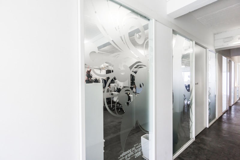 白を基調としたガラス張りの廊下。