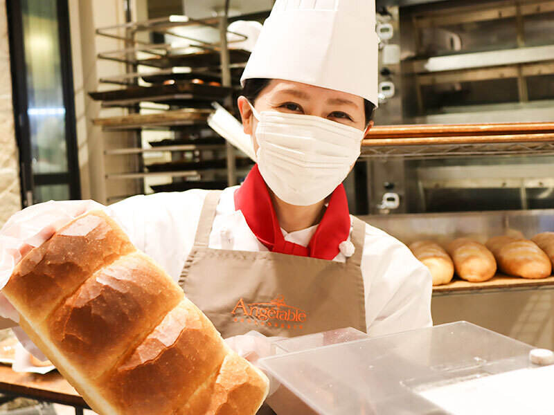 こんなに大きいパンを持つと幸福度もUP？！
