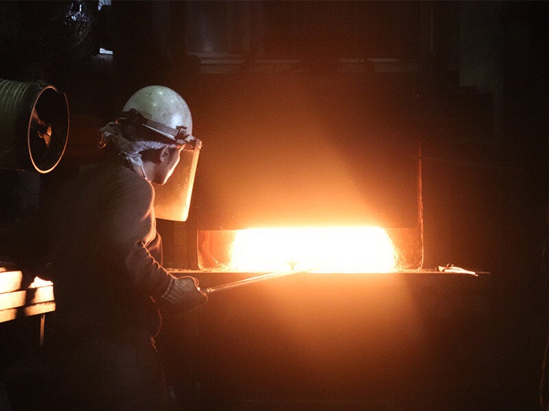 1200℃の窯で鉄を熱してます