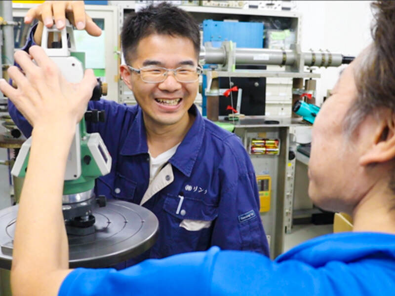 専門技術は一から習得。ものづくり好きが誇れる仕事|測量機修理(工場・製造,堺市北区)のイメージ画像