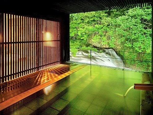 滝を望む東山温泉の旅館