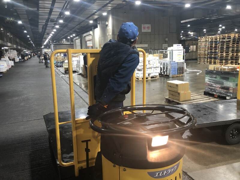 稼ぎたい方必見の夜勤/月収30万可★市場で魚の仕分け・場内配送(軽作業・物流,大阪市福島区)のイメージ画像