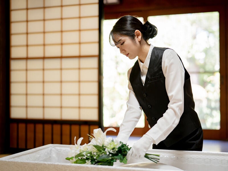【 交通費全額支給 】葬儀現場で花を飾る生花装飾スタッフ(サービス,東大阪市)のイメージ画像