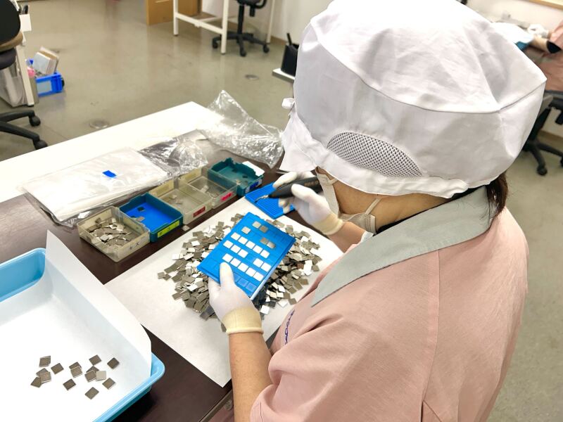 電子部品の傷チェック/宇治市/製造/軽作業/土日祝休み(工場・製造,宇治市)のイメージ画像