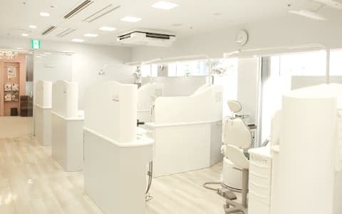 白を基調とした清潔感のある診察室