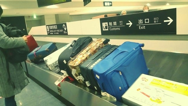 空港内で手荷物積み下ろしの簡単作業彡