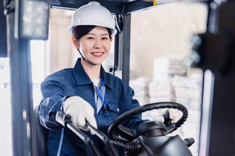 ★女性も活躍している会社です★未経験OK！重機オペレーター(軽作業・物流,岩国市)のイメージ画像