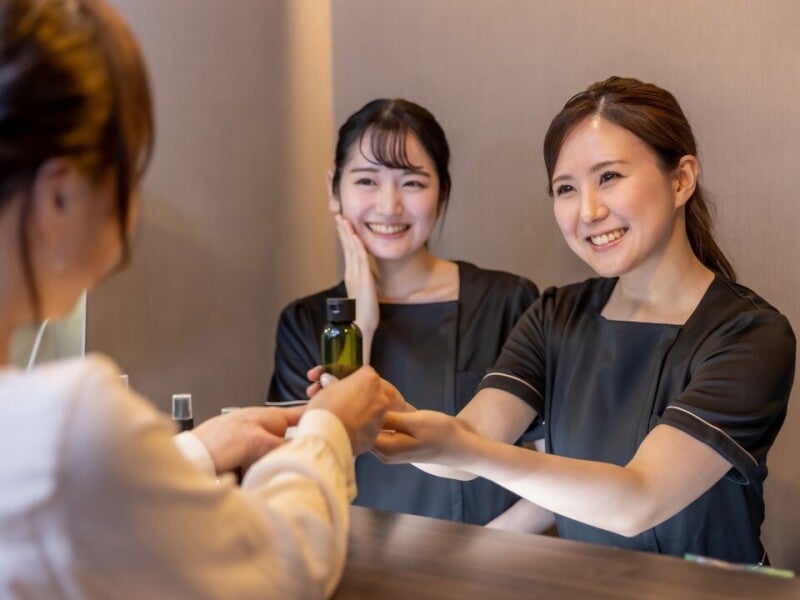 百貨店化粧品コーナーでのコスメ接客販売(販売,四日市市)のイメージ画像